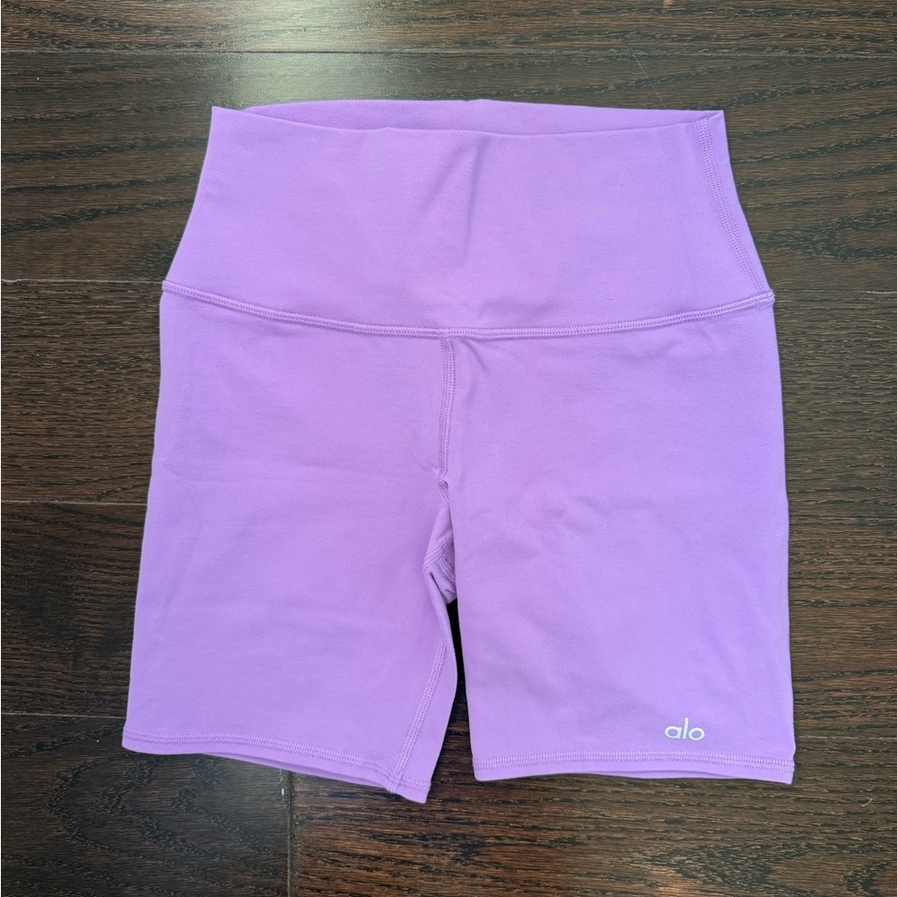 Alo Yoga Lilac Biker Shorts - Picture 5 of 7